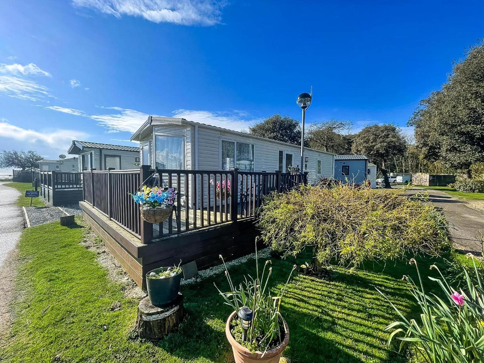 Brilliant Caravan With A Partial Sea View In Suffolk Ref 32026Az Lowestoft Esterno foto
